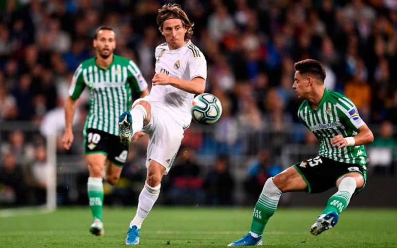 Real Madrid e Real Betis se enfrentam neste sábado (Foto: OSCAR DEL POZO / AFP)