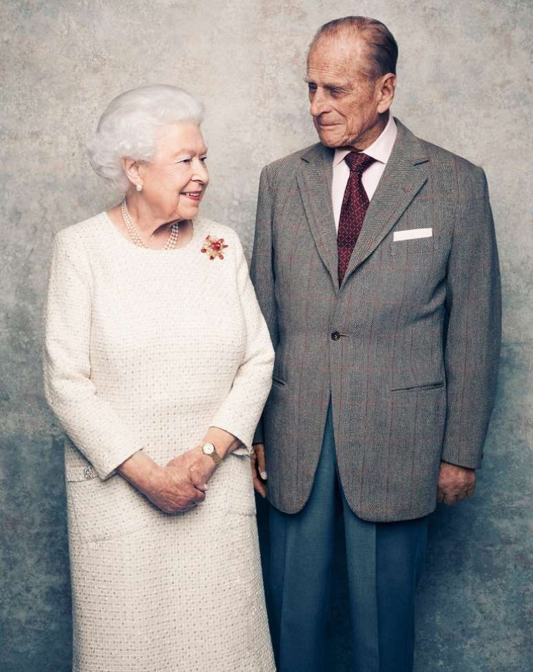 A rainha Elizabeth e o príncipe Philip em foto comemorativa dos 70 anos de casados, em 2017: morte do marido produziu “profunda tristeza” na monarca