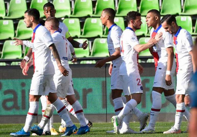 Mbappé marcou os dois gols na vitória do PSG sobre o Metz (JEAN-CHRISTOPHE VERHAEGEN / AFP)