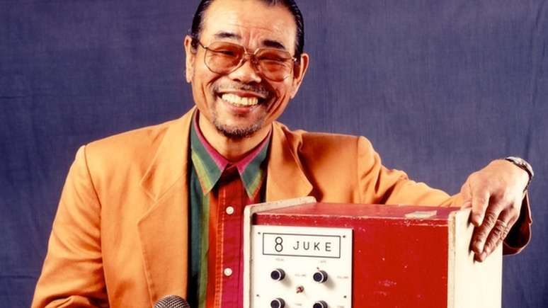 Daisuke Inoue e sua invenção, a Juke 8, uma espécie de jukebox com microfone que deu origem ao karaokê
