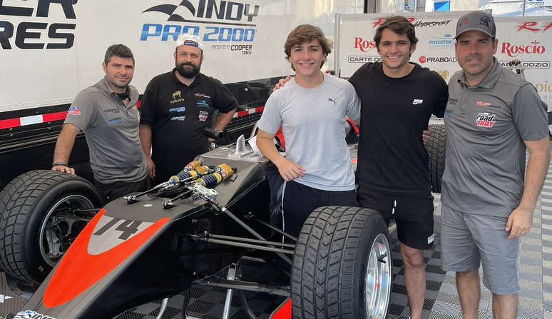 Enzo junto do irm&atilde;o Pietro nos boxes da RP Motorsport 