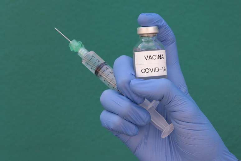 Fotos ilustrativas da vacina contra covid-19 