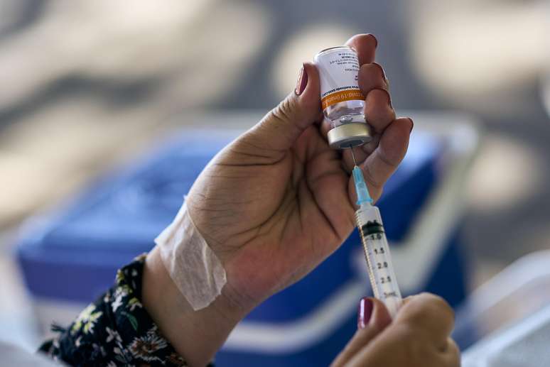 Enfermeira prepara dose da vacina CoronaVac contra a covid-19 em posto drive-thru 