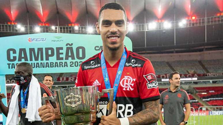 Vidal comemora gol marcado por Isla na vitória do Flamengo