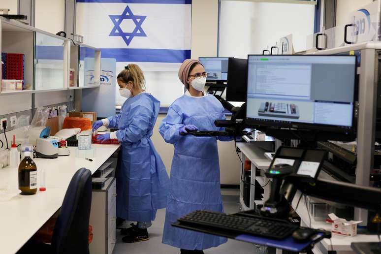 Os t&eacute;cnicos trabalham no laborat&oacute;rio p&uacute;blico da doen&ccedil;a de coronav&iacute;rus do Maccabi (COVID-19) da Healthcare Maintenance Organization (HMO), realizando diversos e numerosos testes, em Rehovot, Israel