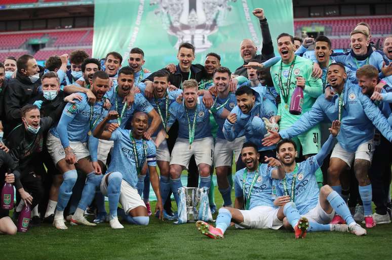 Jogadores do Manchester City posam com o troféu