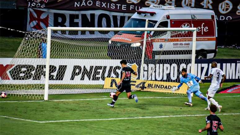 'Está com uma média de gols muito boa na temporada, e a tendência é que a gente propicie isso a ele em todos os jogos', diz Marcelo Cabo sobre Cano (Foto: Thiago Mendes/W9 Press/LancePress!)