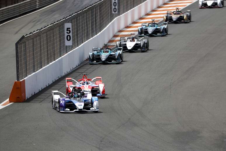 Jake Dennis controlou uma corrida menos ca&oacute;tica e mais profissional 