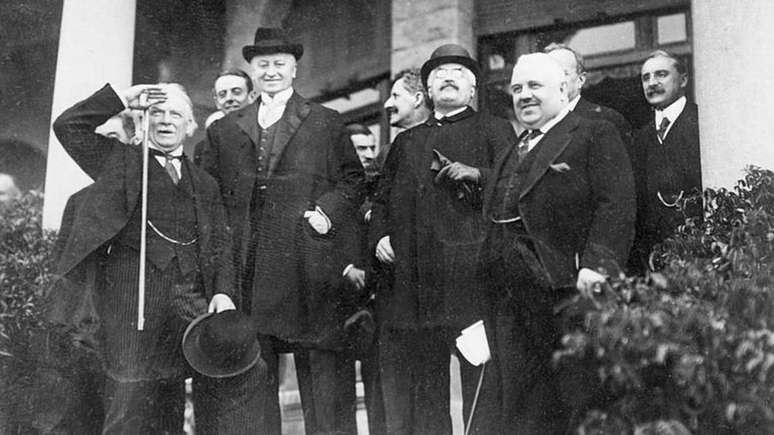 O britânico David Lloyd George, o francês Alexandre Millerand e o italiano Francesco Nitti conduziram a Conferência de San Remo, na qual foi oficializada a distribuição do Oriente Médio.