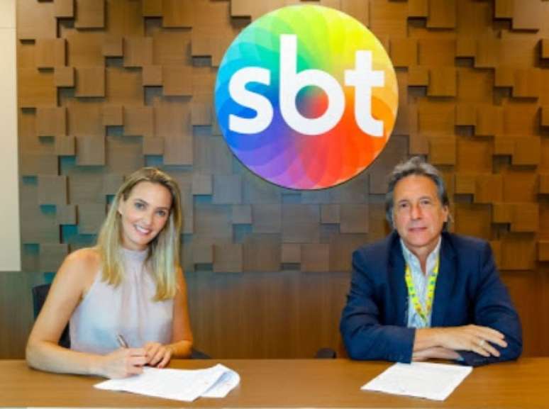 Nadine Basttos (esquerda) e o Diretor de Esportes do SBT Luciano Callegari Junior (direita) na assinatura do contrato da comentarista(Divulgação / Beatriz Nadler / SBT)