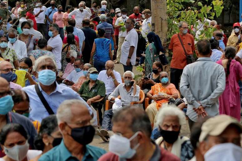 Pessoas com máscaras de proteção esperam para receber vacina contra Covid-19 em centro de vacinação em Mumbai, na Índia
26/04/2021 REUTERS/Niharika Kulkarni