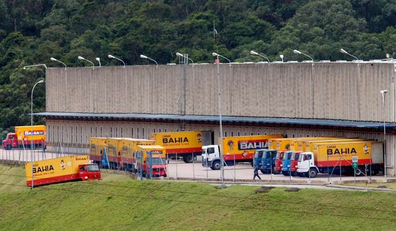 Movimento de caminh&otilde;es em centro log&iacute;stico da Casas Bahia, da Via. 4/12/2009. REUTERS/Paulo Whitaker 