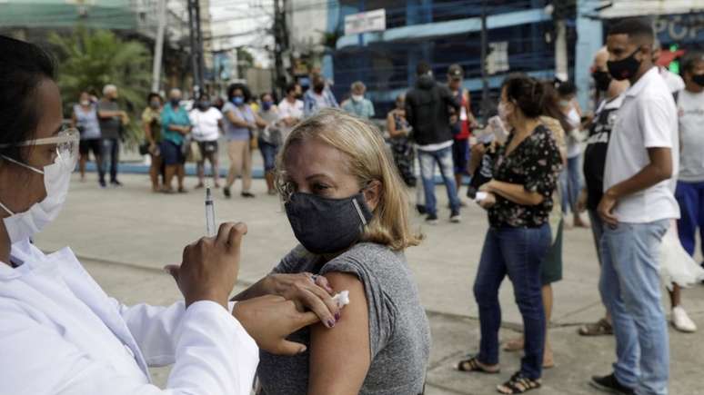 Alguns governos preferem reservar as segundas doses das vacinas por temor de que o governo federal não consiga garantir entregas. Segundo o governo da Bahia, o risco é faltar dose e ter que imunizar mais duas vezes quem já recebeu a primeira injeção.