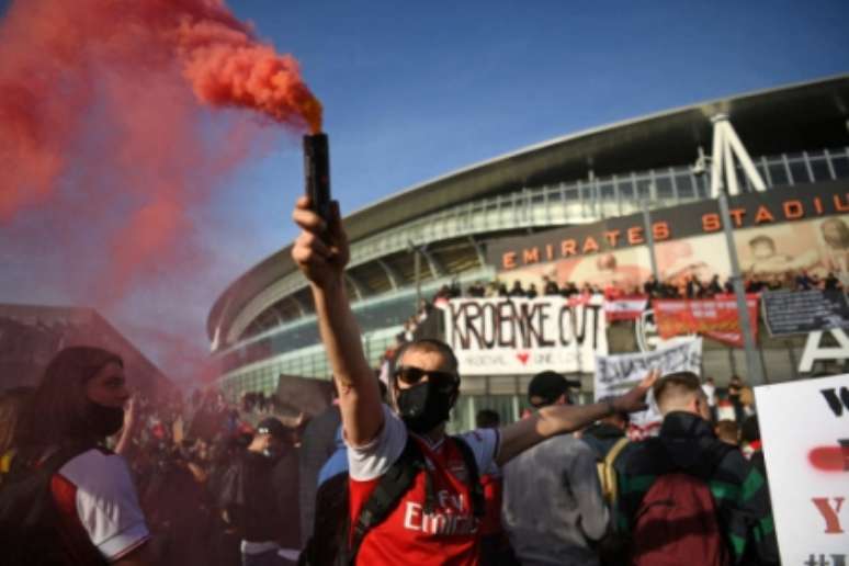 Torcedores do Arsenal pediram a saída de Stan Kroenke do clube (Foto: DANIEL LEAL-OLIVAS / AFP)