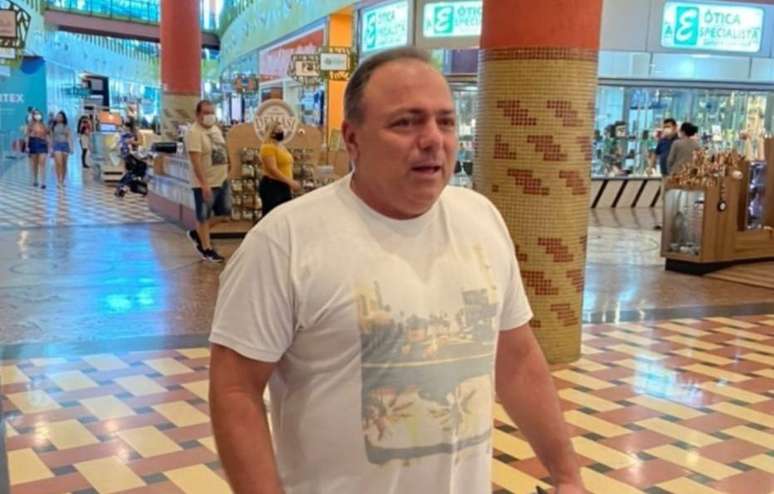 O ministro Eduardo Pazuello foi fotografado sem máscara em shopping de Manaus