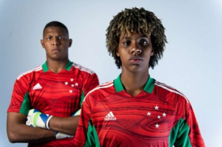 As novas camisas de goleiro também serão utilizadas pelas arqueiras do time feminino-(Igor Sales/Cruzeiro)