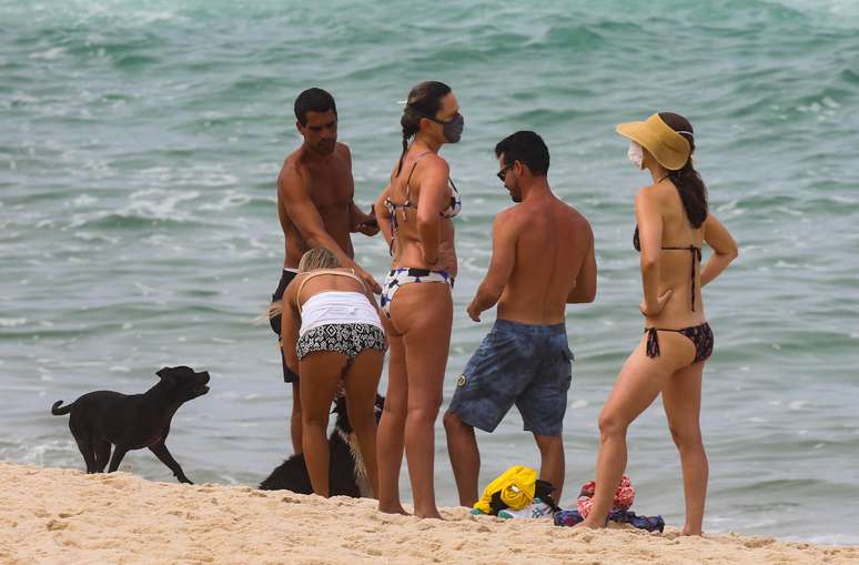 Banhistas aproveitam a praia do Leblon, na zona sul do Rio de Janeiro, na manhã desta segunda-feira (26). A Prefeitura do Rio de Janeiro flexibilizou as medidas restritivas contra a covid-19. Com a mudança, fica permitido o banho de mar e a permanência nas praias durante os dias úteis, o comércio ambulante nas areias volta a ser permitido. Nos finais de semana e feriados as atividades seguem proibidas. As novas regras vão até o dia 3 de maio.