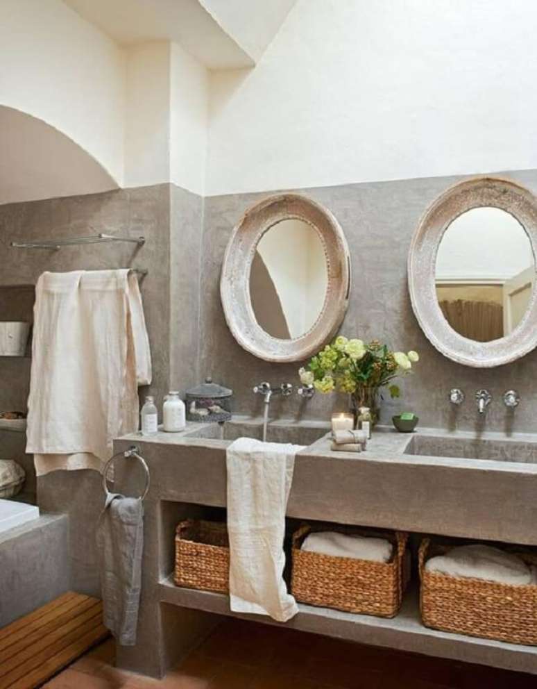 7. A bancada de cimento queimado desse banheiro é o ponto alto da decoração. Fonte: Homify