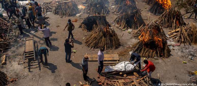 Corpos queimando fora dos crematórios e até nas calçadas mostram que tragédia é maior que os números dizem