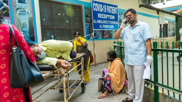 Alguns hospitais em Nova Delhi não estão aceitando novas admissões de pacientes com covid