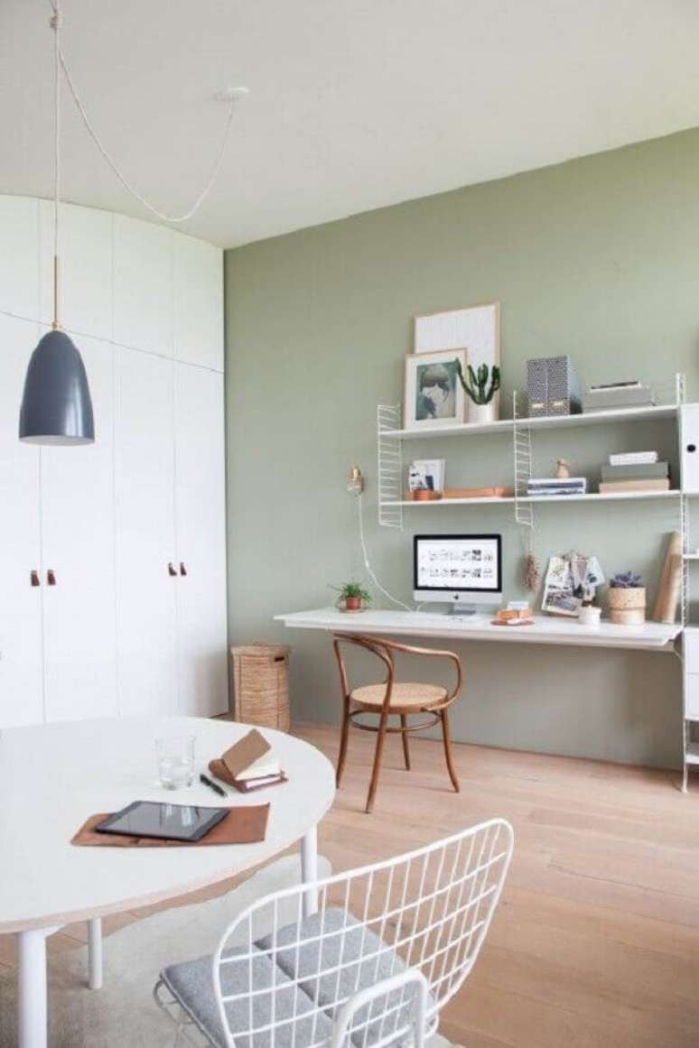 55. Decora&ccedil;&atilde;o simples com cadeira para mesa de estudo suspensa &ndash; Foto: Futurist Architecture