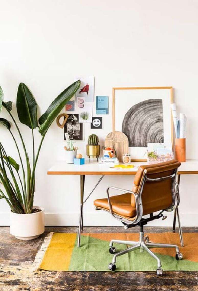 39. Decoração de escrivaninha simples com cadeira de estudo com braço – Foto: Pinterest