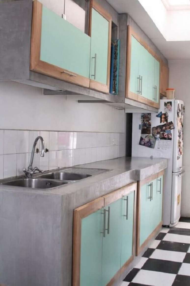 40. Decoração simples com bancada de cozinha de cimento queimado e armários com portas verdes. Fonte: Arquidicas