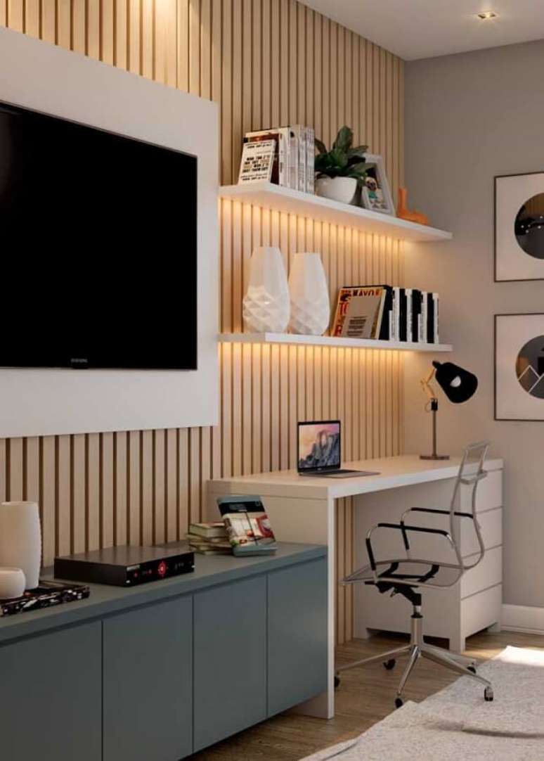 62. Sala de TV planejada com escrivaninha branca e cadeira de estudo com braço – Foto: Pinterest