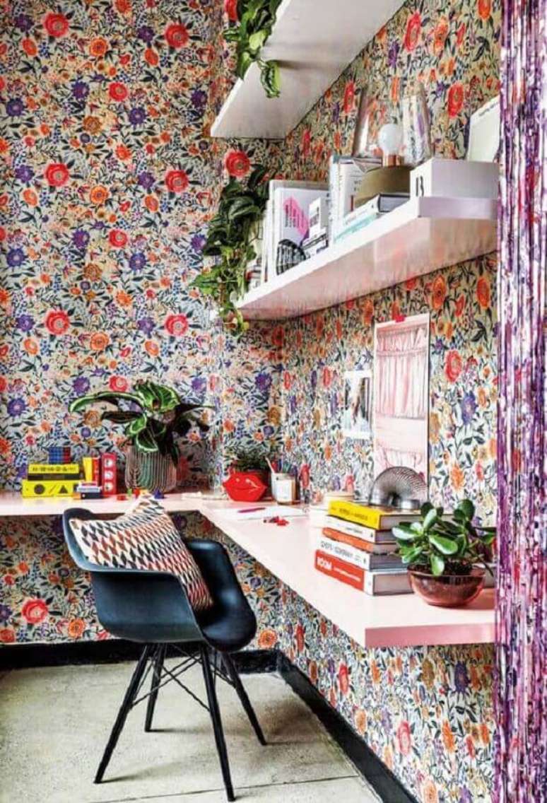 58. Decoração simples com papel de parede floral e cadeira de estudo simples preta – Foto: Pinterest