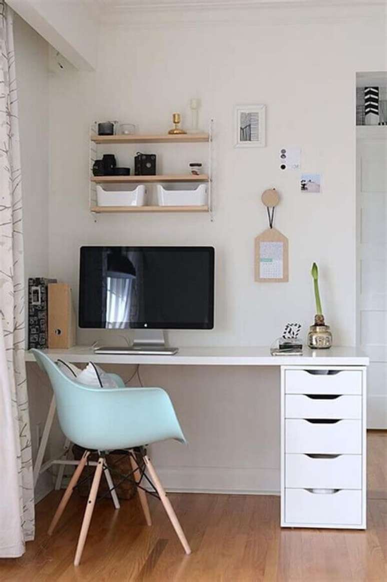 34. Decoração com escrivaninha branca e cadeira de estudo simples – Foto: Reciclar e Decorar