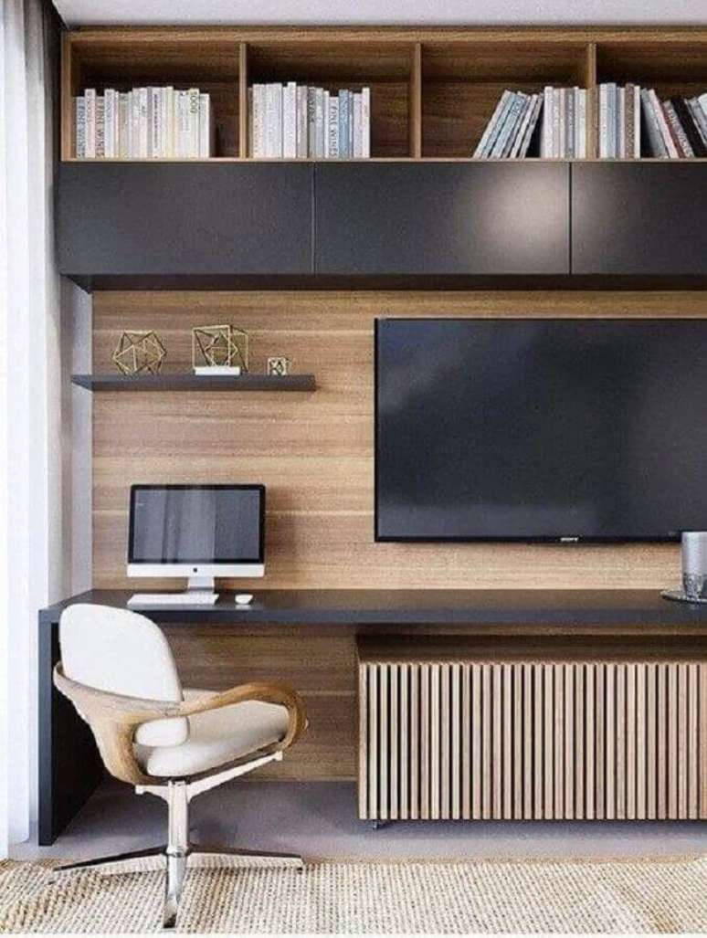 7. Cadeira de estudo moderna e confortável para sala de TV planejada com bancada de estudo – Foto: TheUnstitchd