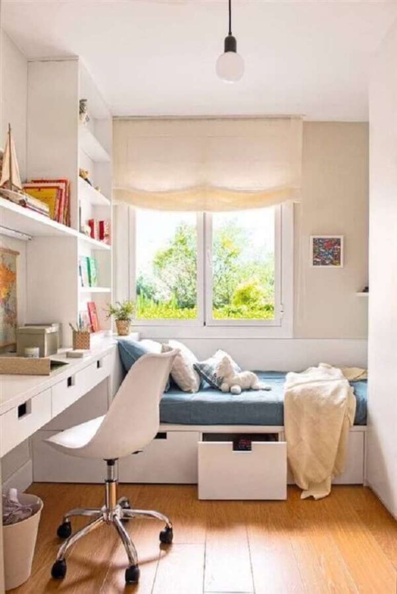 42. Decora&ccedil;&atilde;o de quarto planejado com cadeira de estudo girat&oacute;ria branca &ndash; Foto: El Mueble
