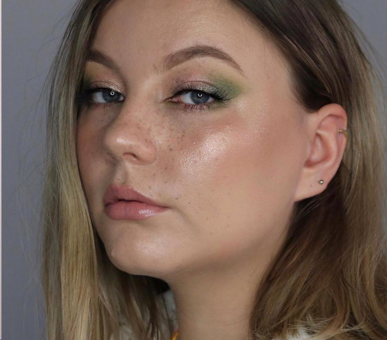 Sombra verde no canto externo do olho - Reprodução / Instagram @luvarmeri