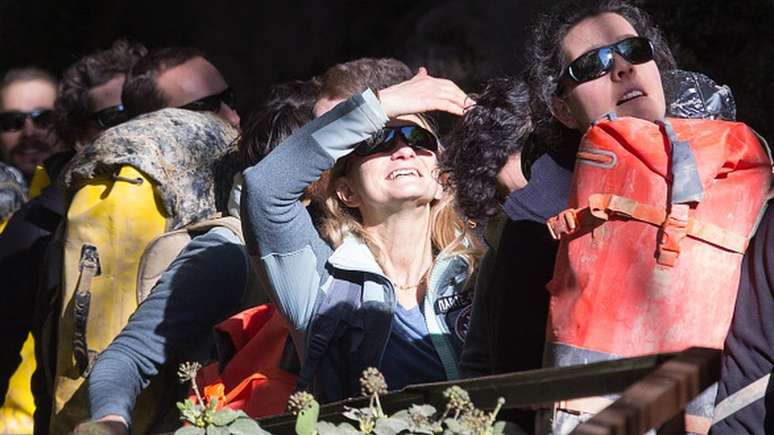 Os volunt&aacute;rios usaram &oacute;culos escuros para se proteger da luz solar