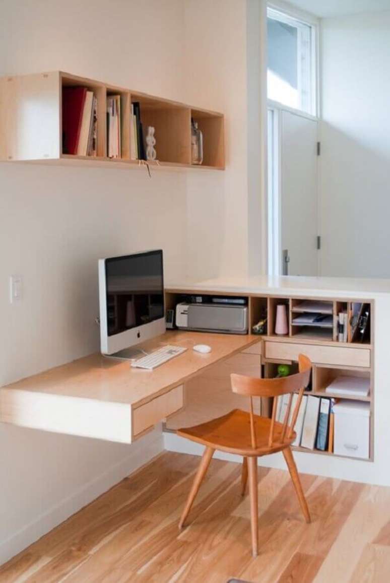 21. Decoração clean com escrivaninha suspensa e cadeira de estudo de madeira – Foto: Kerf Design