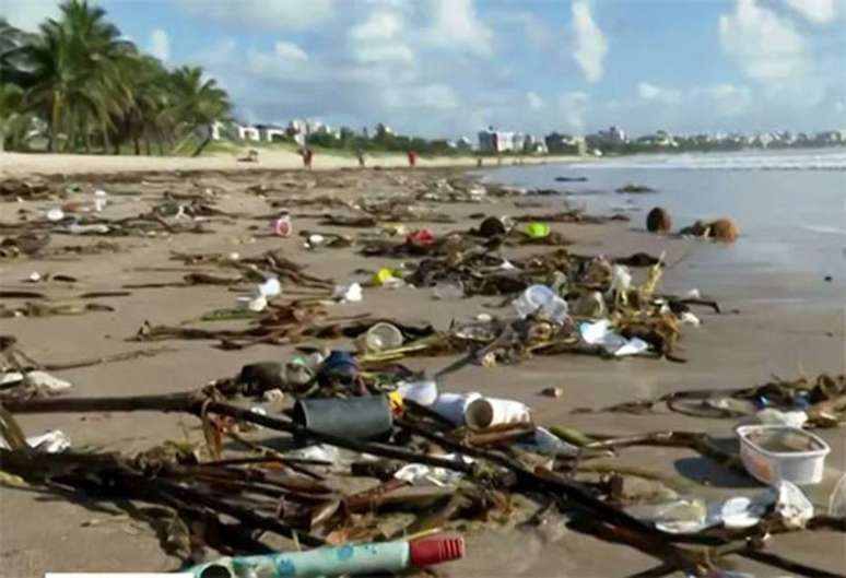 Cerca de 40 toneladas de lixo foram levadas pelas ondas do mar às praias do Rio Grande do Norte e da Paraíba nos últimos dias.