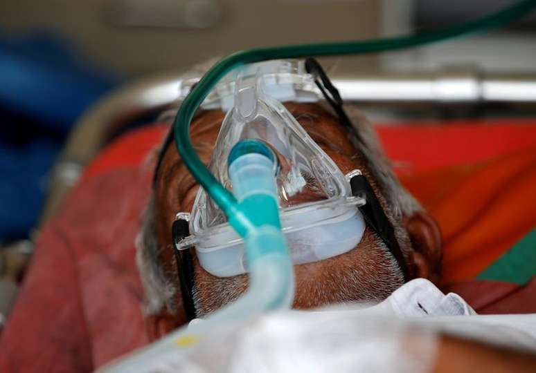 Paciente com m&aacute;scara de oxig&ecirc;nio em ambul&acirc;ncia em Ahmedabad, na &Iacute;ndia
25/04/2021 REUTERS/Amit Dave