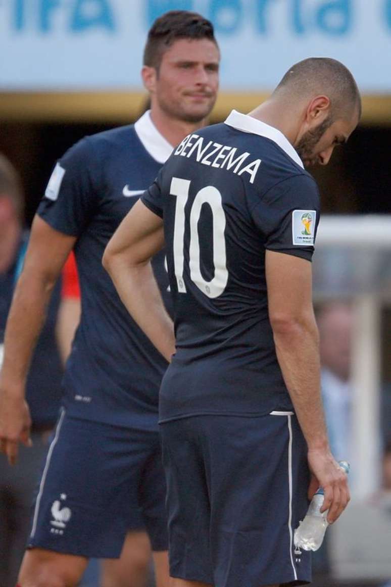 Olivier Giroud e Karim Benzema após derrota da França para a Alemanha nas quartas de final da Copa do Mundo de 2014 no Maracanã
04/07/2014 REUTERS/Charles Platiau