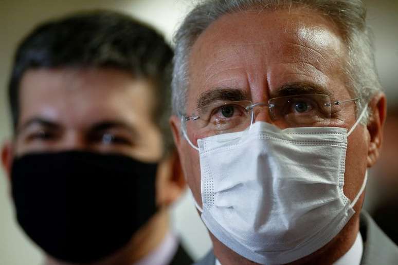 Senador Renan Calheiros, com senador Randolfe Rodrigues ao fundo durante entrevista no Senado
 27/4/2021 REUTERS/Adriano Machado  