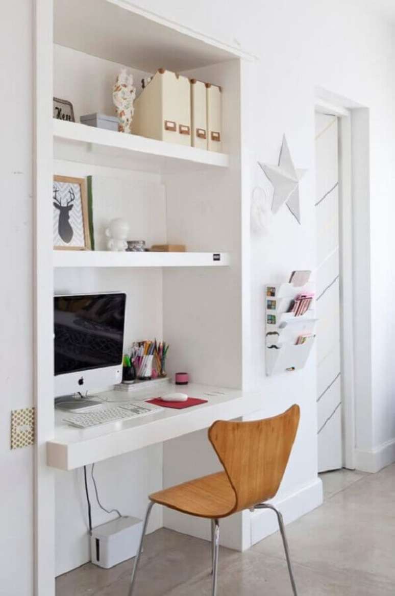 20. Decora&ccedil;&atilde;o clean com cadeira para bancada de estudo planejada suspensa &ndash; Foto: Pinterest