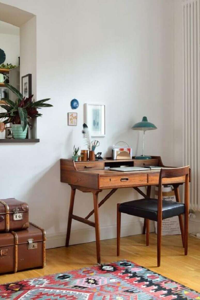 56. Escrivaninha de madeira pequena para decoração com cadeira de estudo simples – Foto: Jeito de Casa
