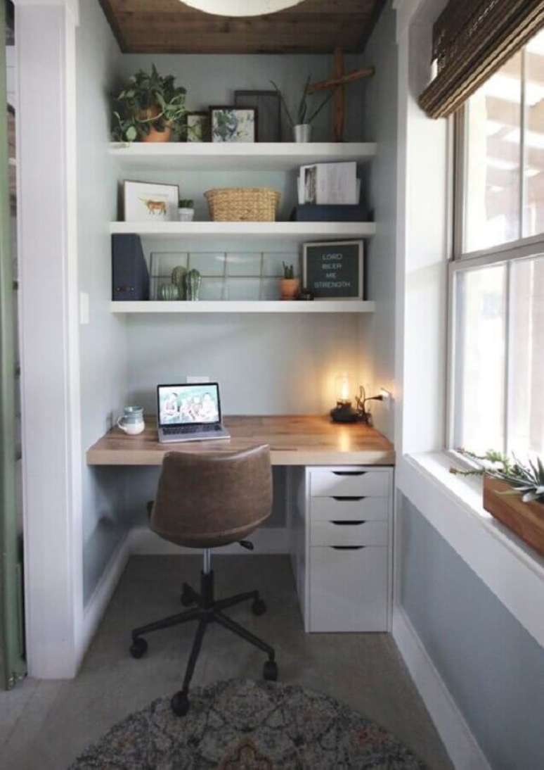 18. Cadeira de estudo simples para escrivaninha pequena planejada com gaveteiro na lateral &ndash; Foto: Jeito de Casa