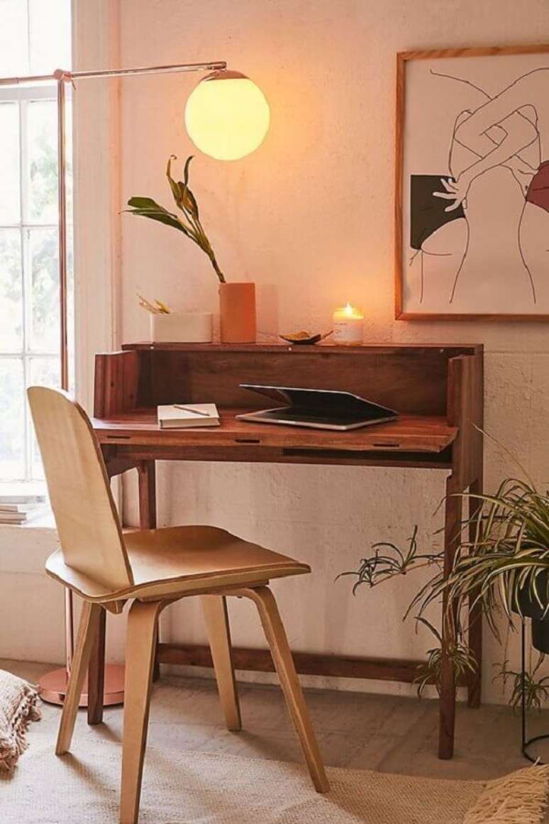 37. Cadeira de estudar simples para decoração de escrivaninha de madeira pequena – Foto: Pinterest