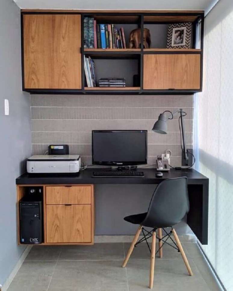 19. Cadeira de estudo simples para escrivaninha planejada suspensa – Foto: Jeito de Casa