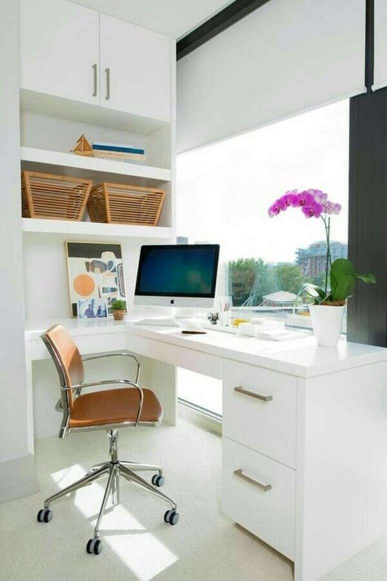 2. Decoração clean com escrivaninha branca planejada e cadeira de estudo com braço – Foto: Apartment Therapy