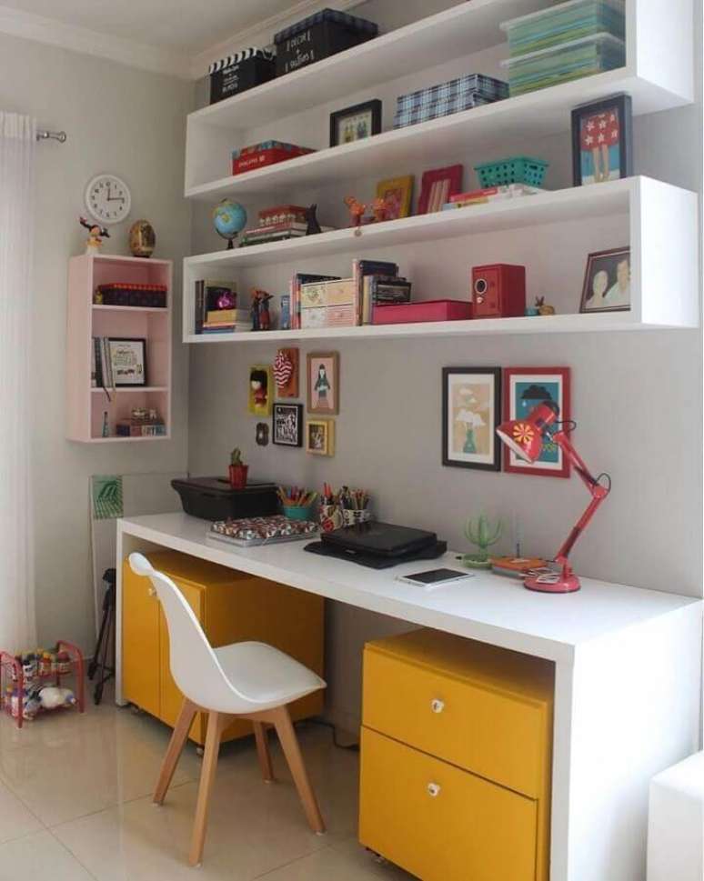 40. Decoração com gaveteiro amarelo e cadeira de estudar simples para escrivaninha branca – Foto: Pinterest