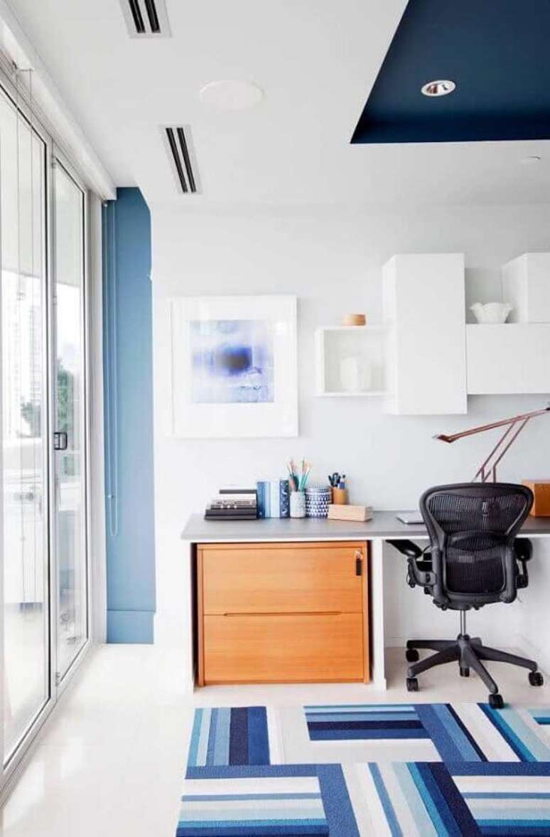 22. Decora&ccedil;&atilde;o clean com tapete geom&eacute;trico azul e cadeira de estudo confort&aacute;vel &ndash; Foto: Architecture Art Designs