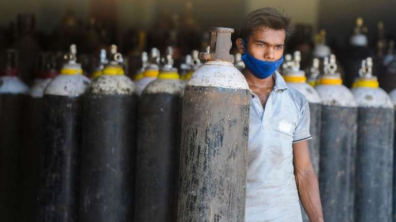 Alguns hospitais de Delhi viram pacientes morrerem depois que o suprimento de oxigênio acabou