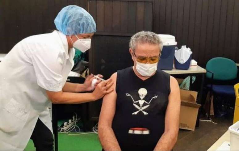 Zé Ramalho sendo imunizado contra a covid-19 