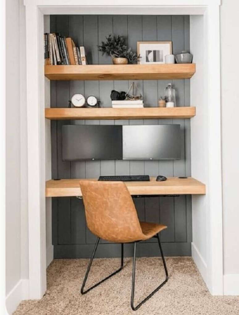 59. Decora&ccedil;&atilde;o simples com prateleiras de madeira e cadeira de estudar &ndash; Foto: FlexJobs